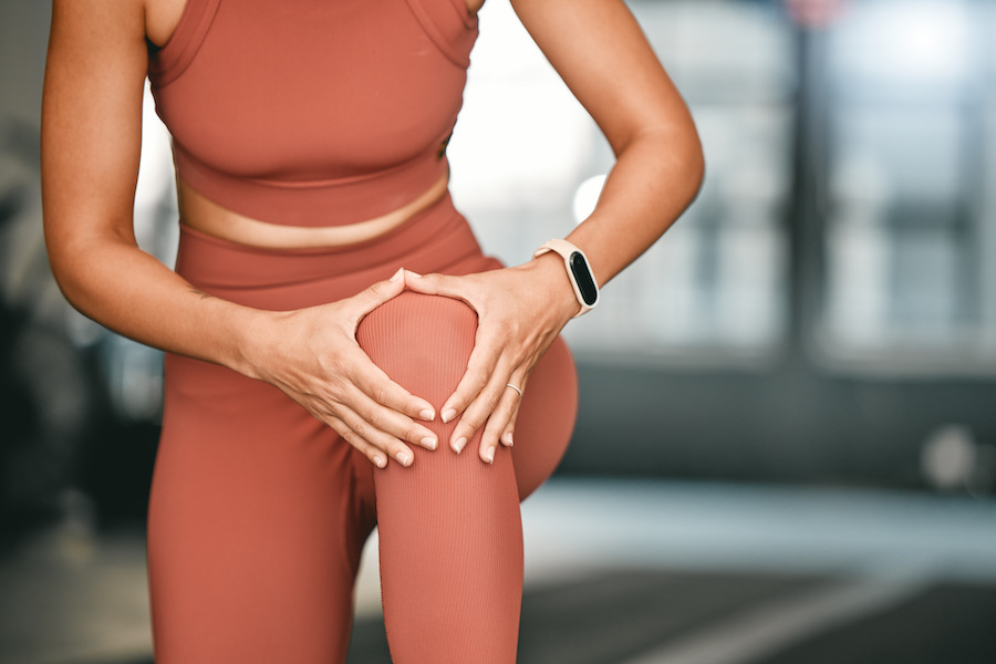 Seseorang melakukan peregangan ringan di dalam ruangan